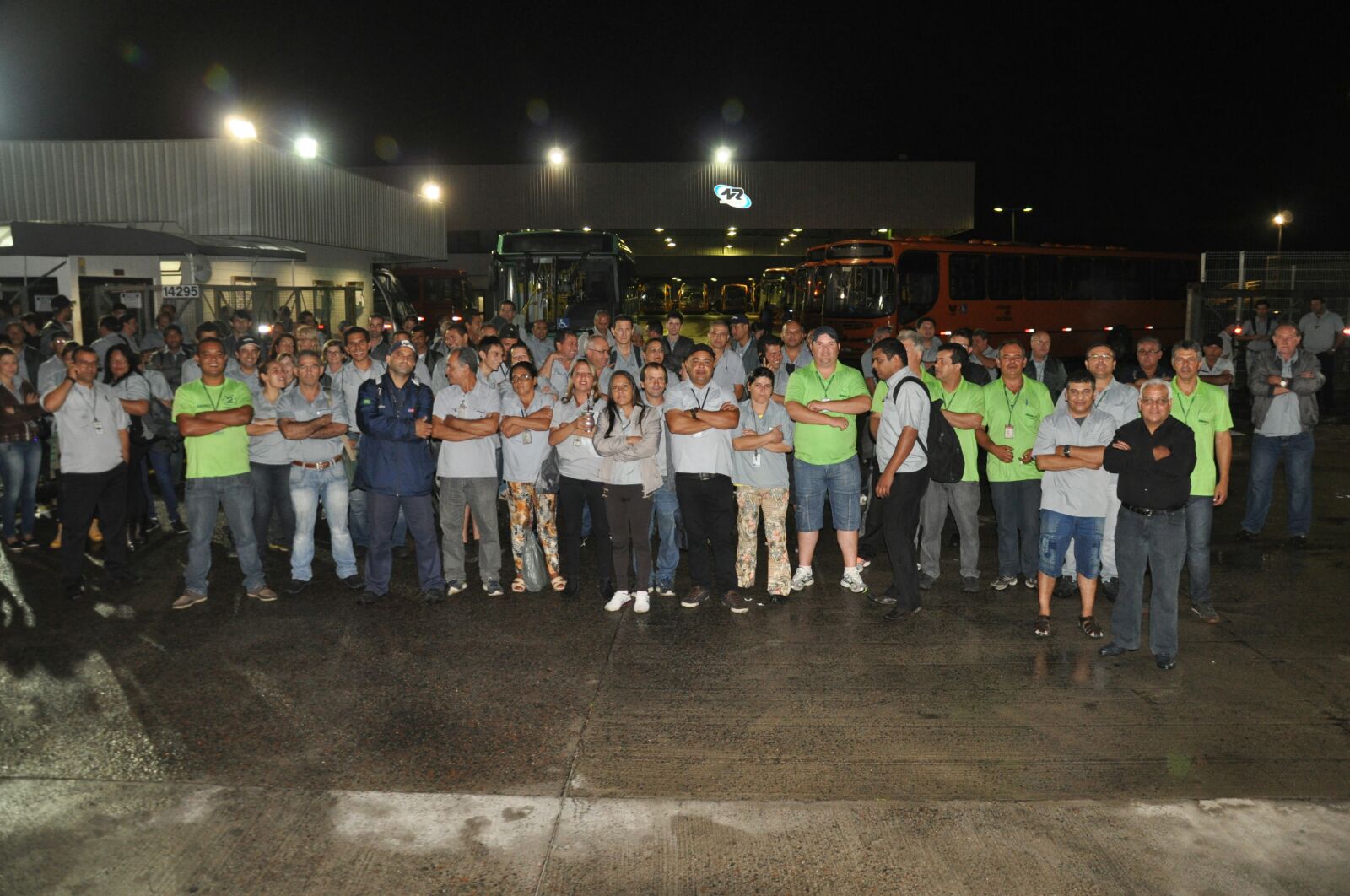 Motoristas e cobradores da empresa Cidade Sorriso cruzaram os braços hoje pela manhã