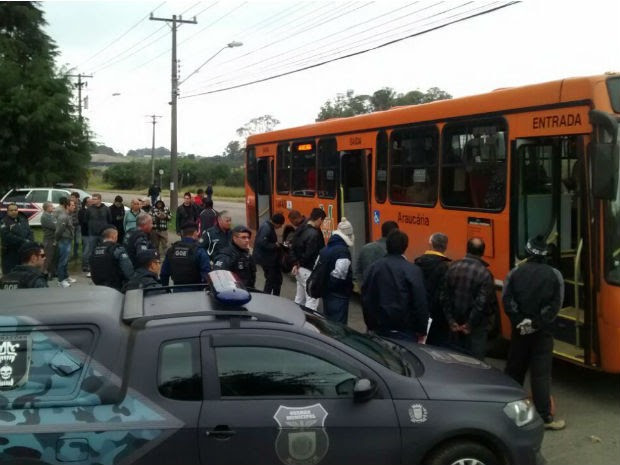 Dez passageiros foram roubados em um dos ônibus, na tarde de domingo (5).  Arrastões têm sido constantes na capital, segundo a Guarda Municipal.