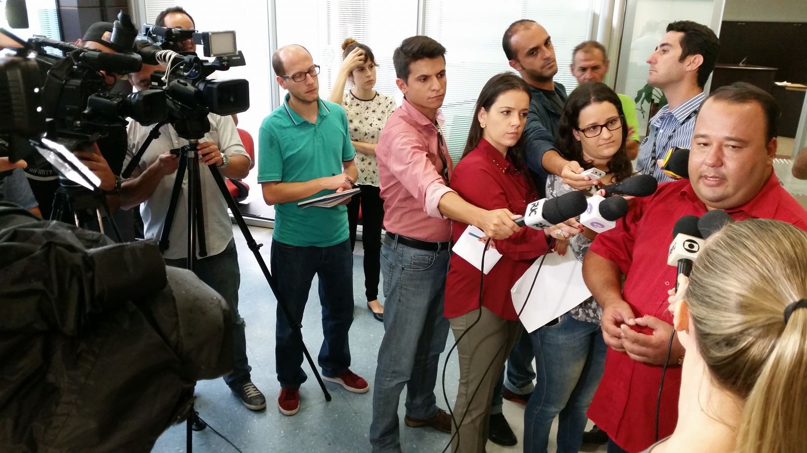 Anderson Teixeira anuncia avanços da proposta para a imprensa, logo após reunião no Ministério Público do Trabalho - MPT.
