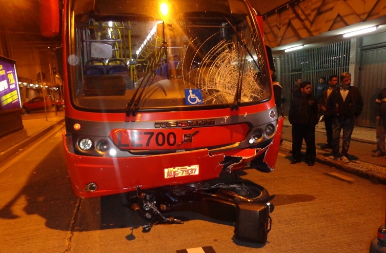 Acidente no centro de Curitiba com ônibus e moto