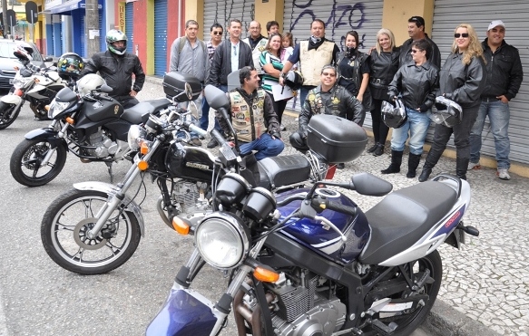 Motoqueiros se reúnem para comemorar o Dia do Trabalhador 