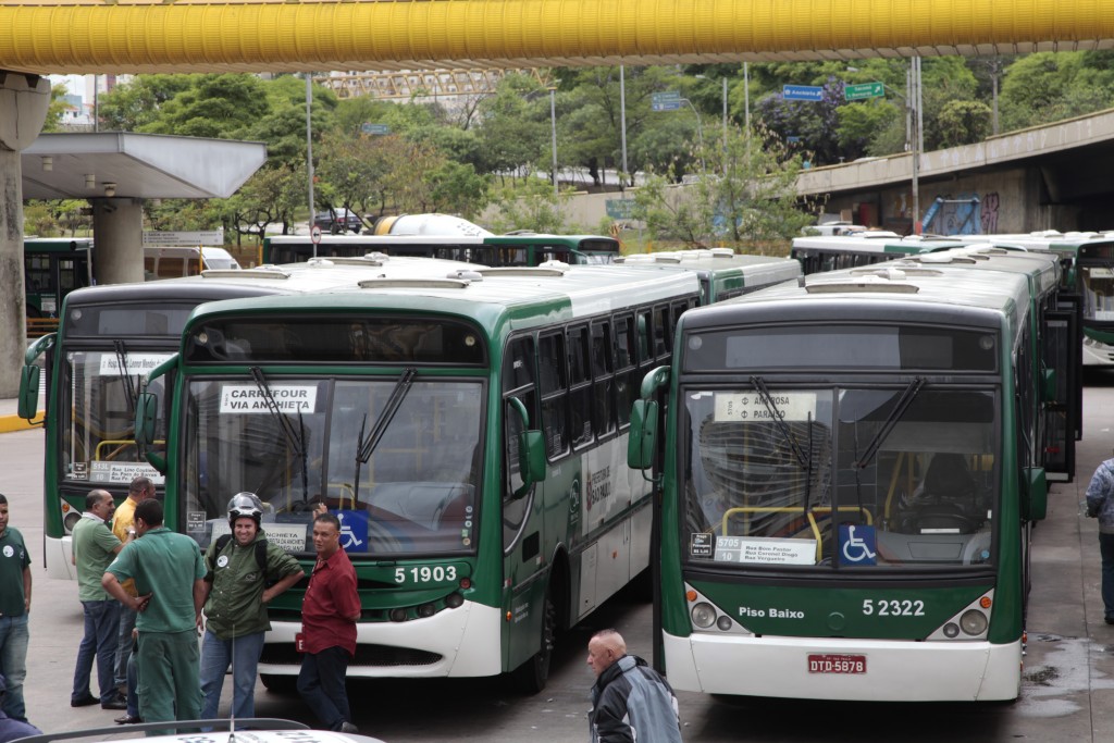 Motoristas e cobradores de ônibus de São Paulo param nesta terça-feira