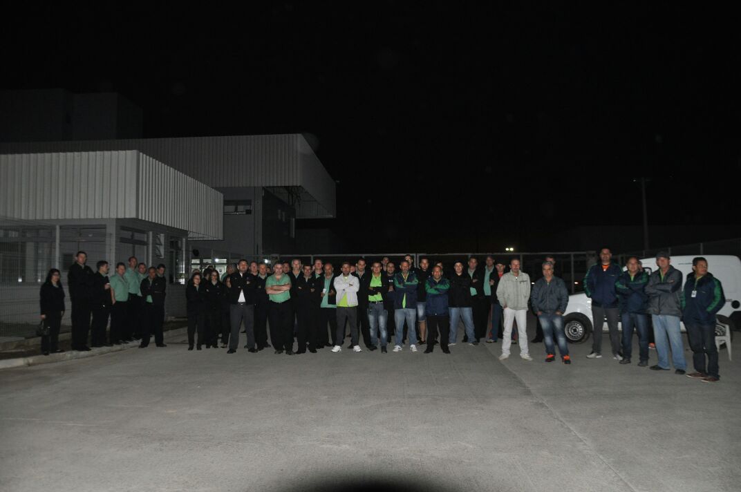 Trabalhadores da empresa Tindiquera estão em greve nesta segunda (24)