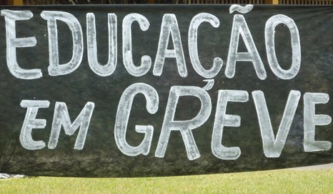 Greve dos educadores em Curitiba continua