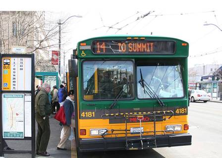 Motoristas de ônibus são obrigados a usar fraldas em Seattle, nos Estados Unidos