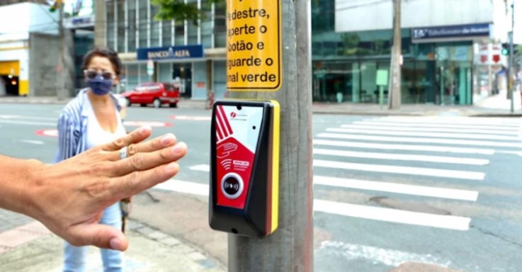Semáforos ganham sensores para evitar o contato das mãos