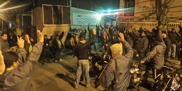 Motoristas e cobradores protestam por desconto de salários e ônibus atrasam em bairros de Curitiba