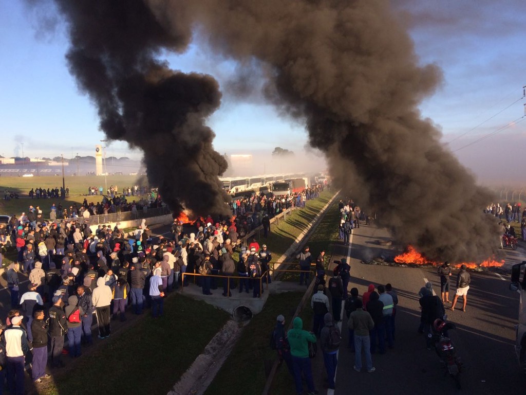 Gazeta do Povo | Falta de ônibus, bloqueios de estradas e confrontos: greve geral é a maior do século